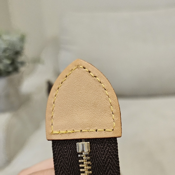 Almost New Louis Vuitton Toiletry Bag 26 - Picture 5 of 15